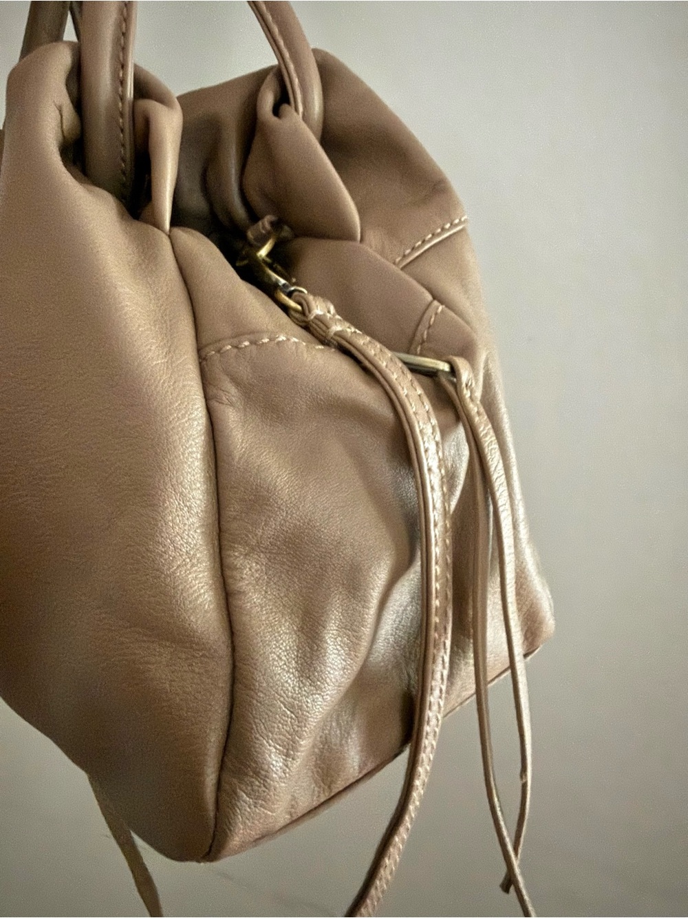 New HOBO International Darling Slouchy bag in a taupe leather - Picture 3 of 12